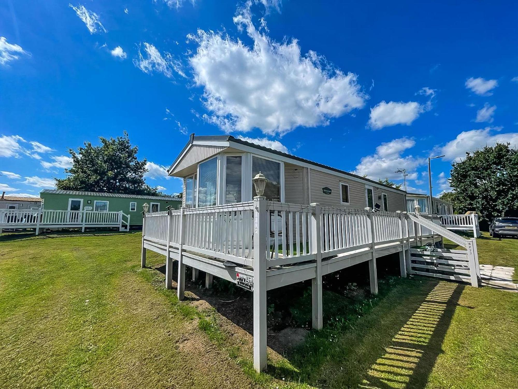 Lovely Caravan With Decking At Breydon Water In Norfolk Ref 10027Rp Belton with Browston Exterior photo