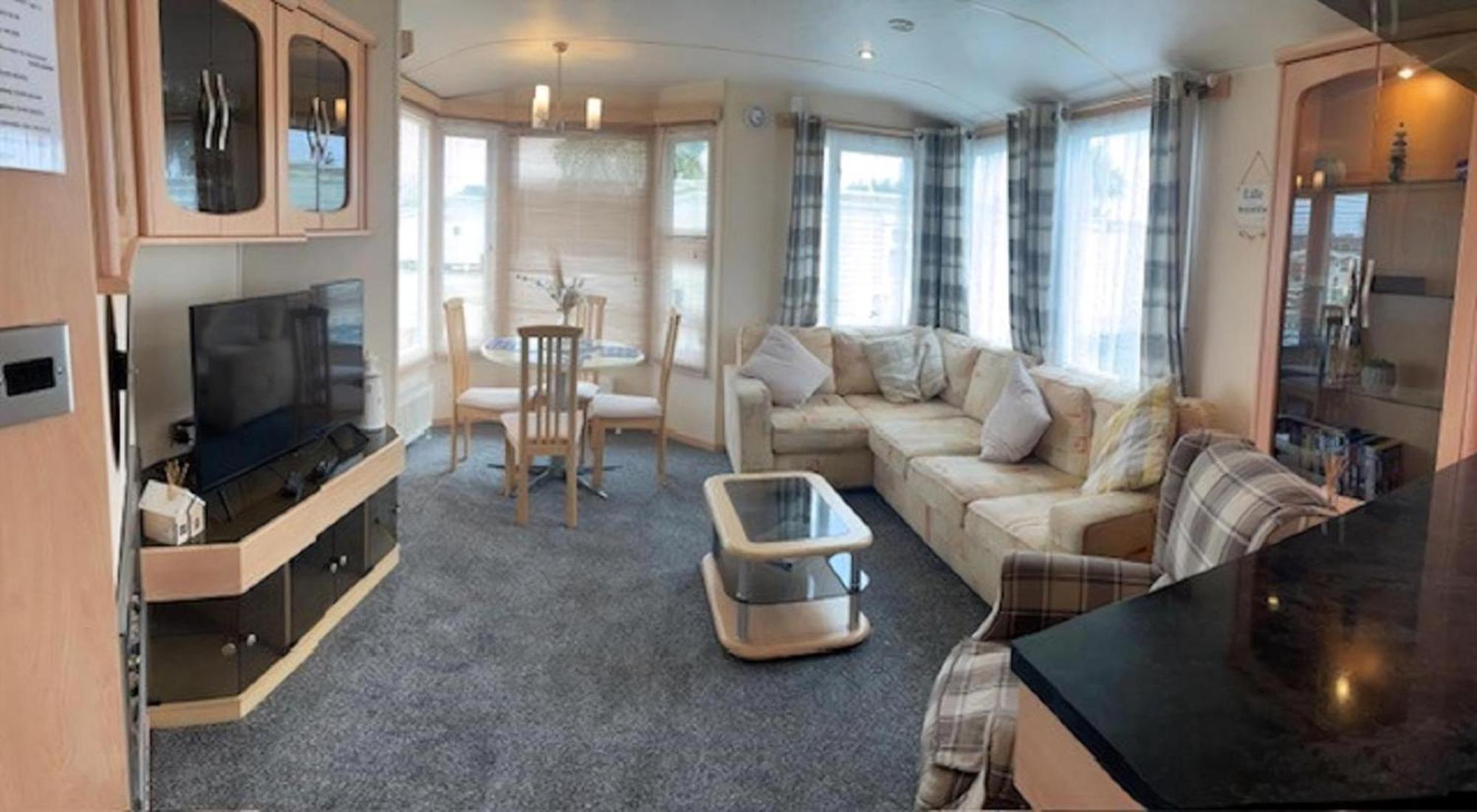 Lovely Caravan With Decking At Breydon Water In Norfolk Ref 10027Rp Belton with Browston Exterior photo