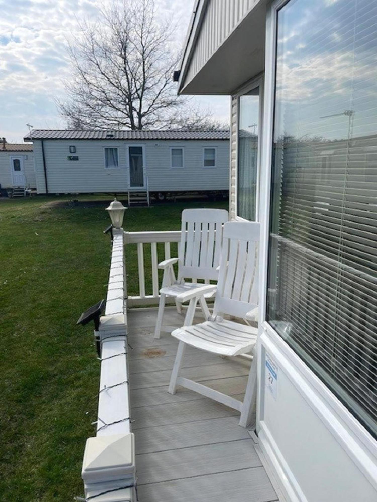 Lovely Caravan With Decking At Breydon Water In Norfolk Ref 10027Rp Belton with Browston Exterior photo
