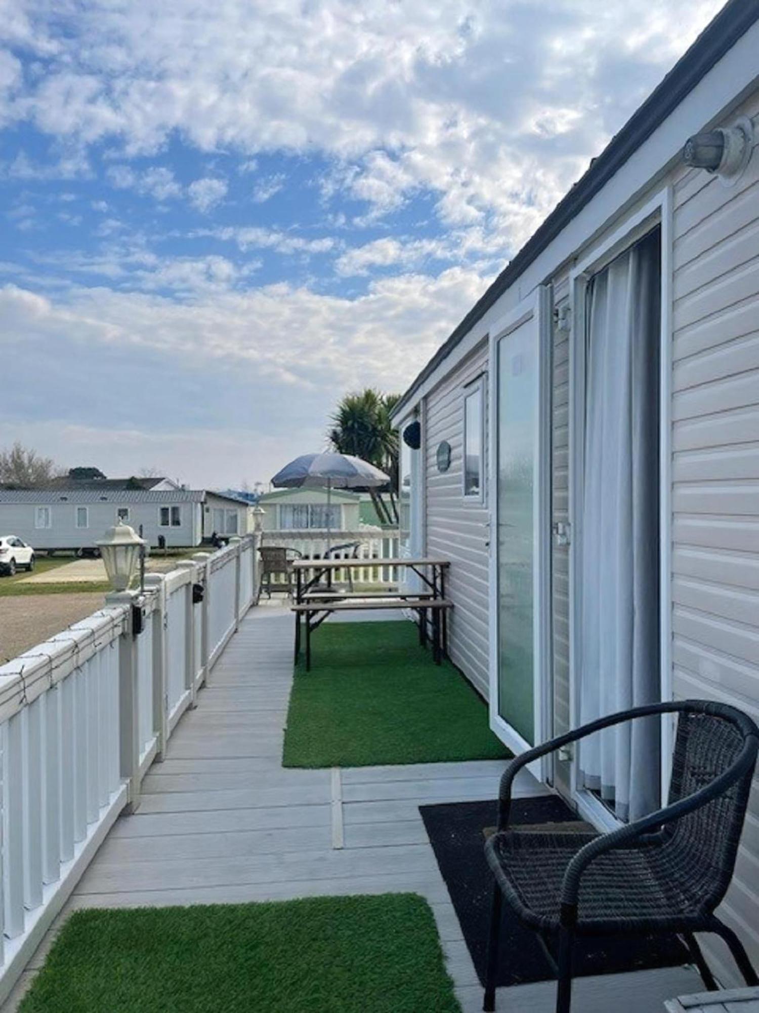 Lovely Caravan With Decking At Breydon Water In Norfolk Ref 10027Rp Belton with Browston Exterior photo