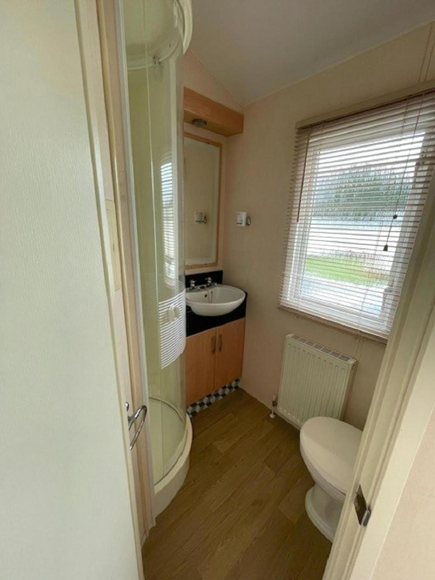 Lovely Caravan With Decking At Breydon Water In Norfolk Ref 10027Rp Belton with Browston Exterior photo